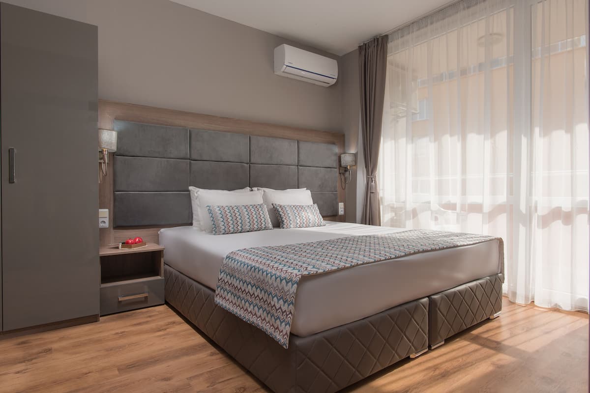 Appartement, 1 slaapkamer, balkon, uitzicht op stad | 1 slaapkamer, geluiddichte muren, een strijkplank/strijkijzer