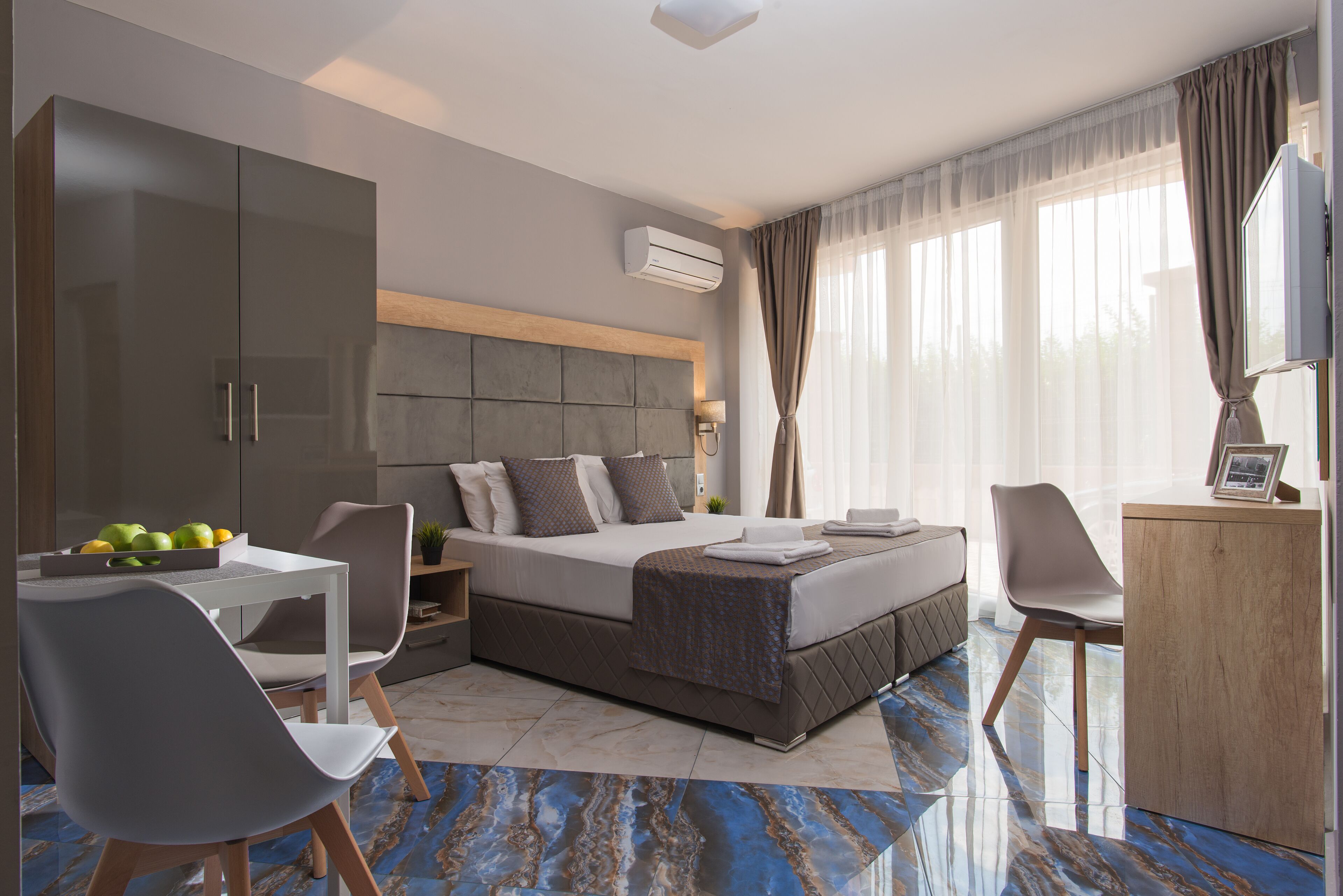 开间, 阳台, 城市景观 | 起居区 | 32-英寸液晶电视 （配备有线频道）、电视