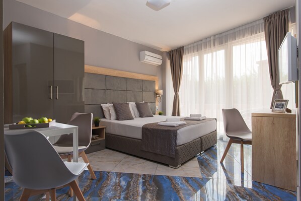 Studio, balcon, vue ville | Coin séjour