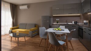 Un apartamento moderno con comedor, cocina y sala de estar.