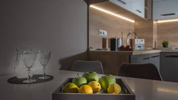 Appartement, 1 chambre, balcon, vue ville | Restauration dans la chambre