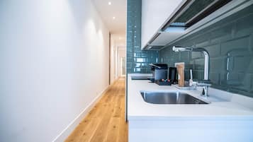 Refrigerador con freezer, microondas, horno, placa de cocina