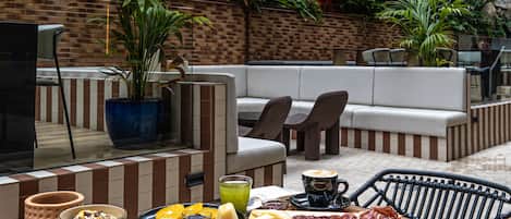 Petit déjeuner buffet (19 EUR par personne)