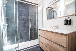 Dusche, Regendusche, Haartrockner, Handtücher