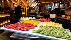 Un buffet proposant une variété de fruits et de viandes.
