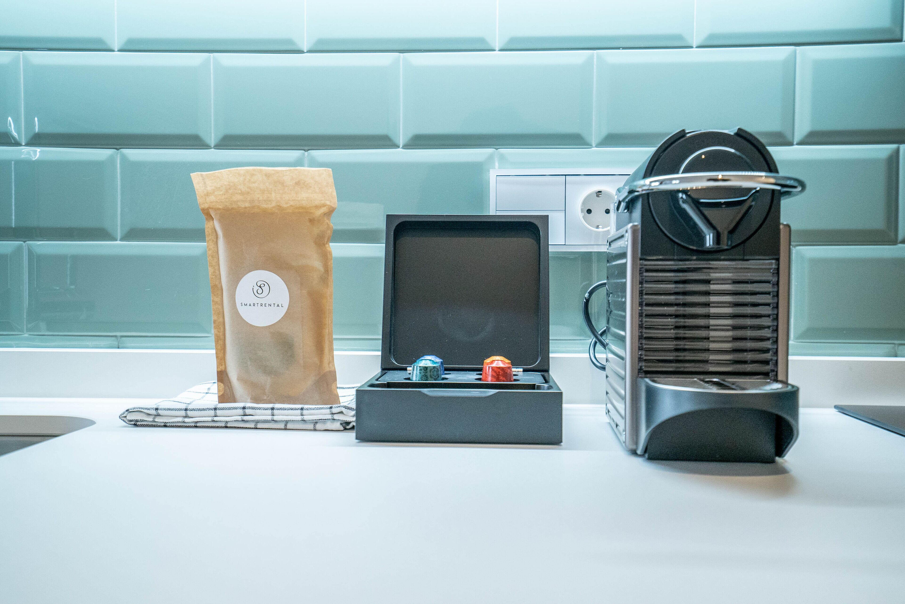 Una cocina con una bolsa de café, una cafetera y un tostador.