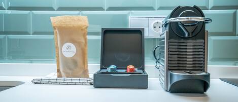 Una cocina con una bolsa de café, una cafetera y un tostador.