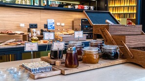 Tägliches Frühstücksbuffet gegen Gebühr