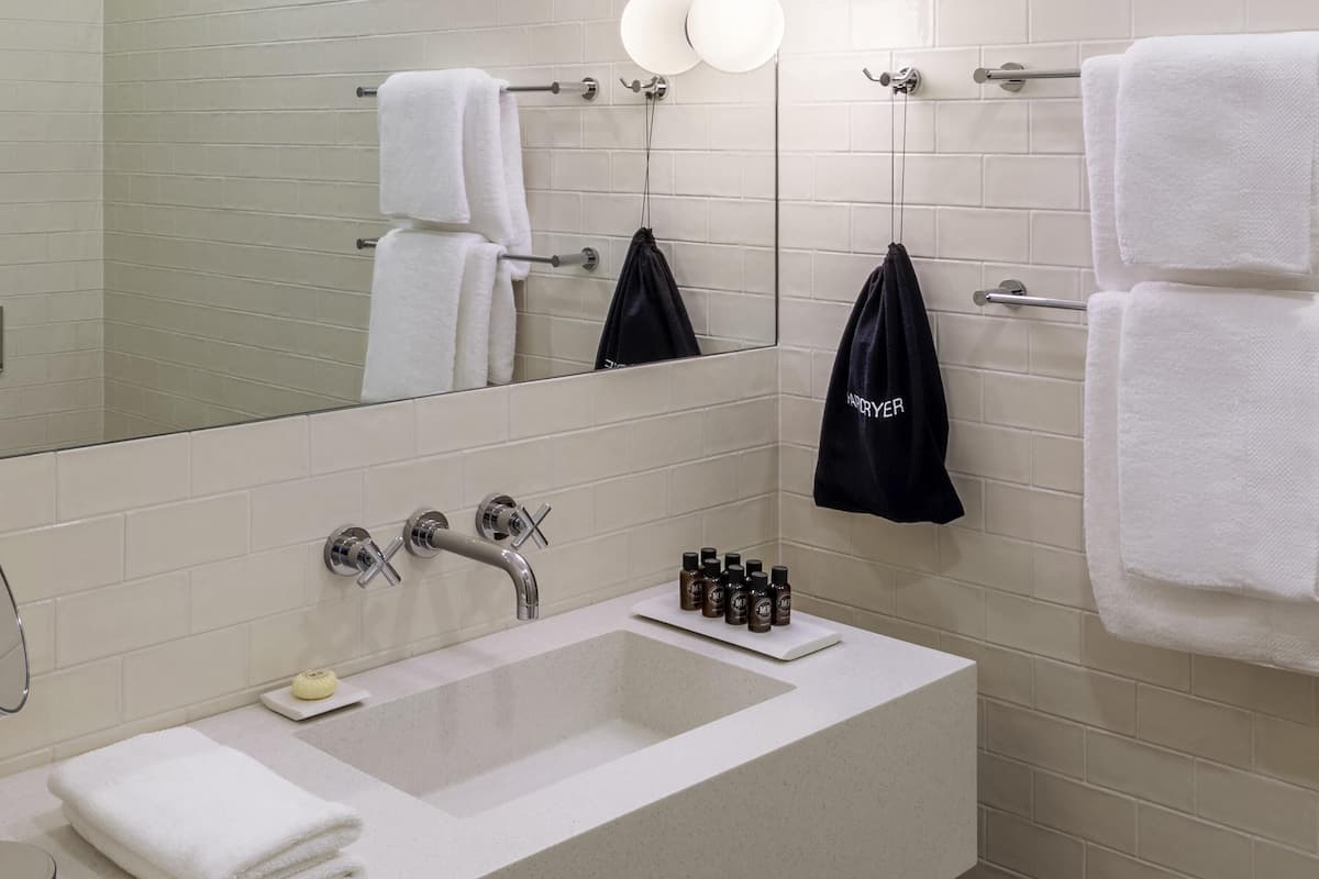 1 bedroom, Egyptian cotton sheets, premium bedding, down comforters