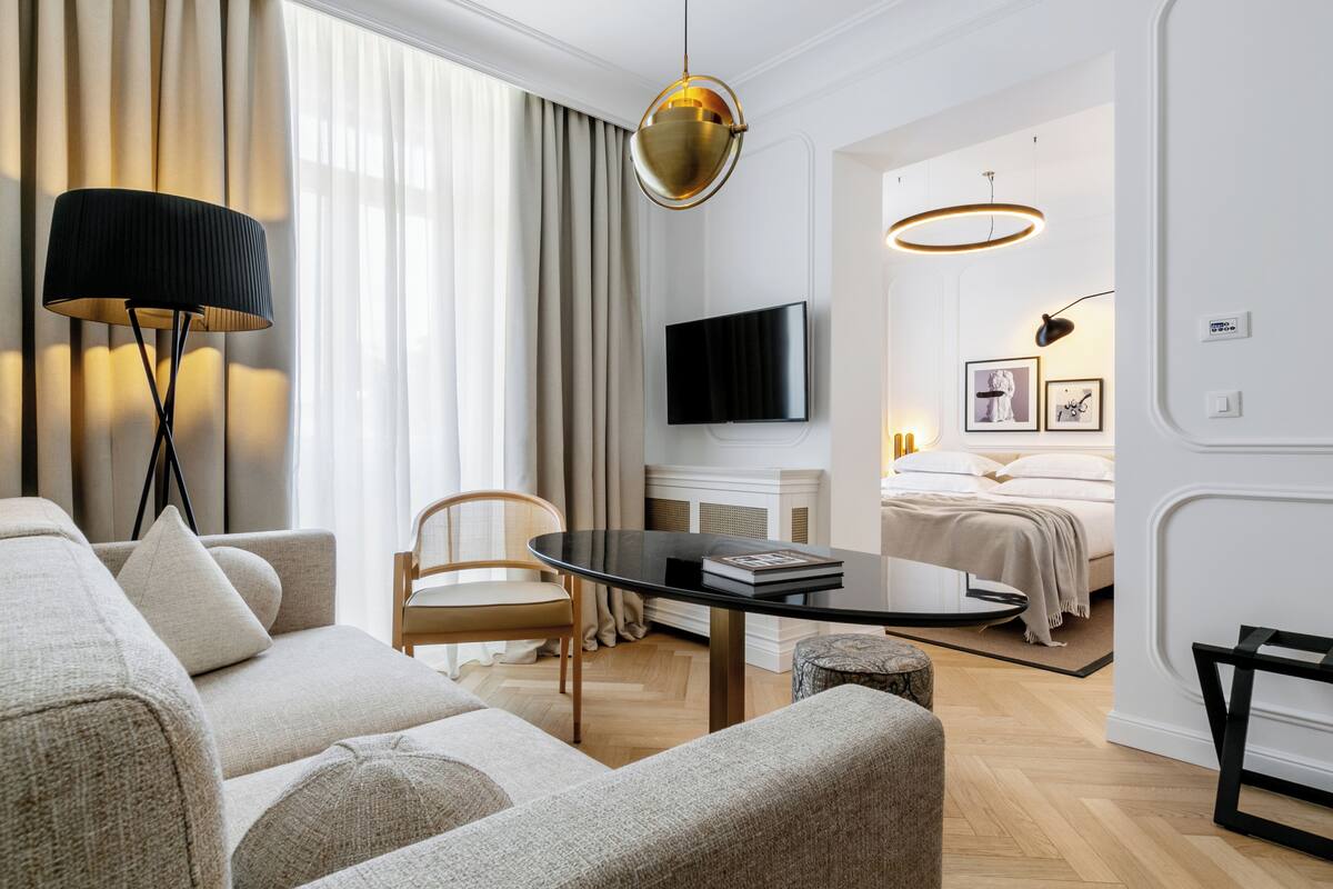 1 bedroom, Egyptian cotton sheets, premium bedding, down duvets