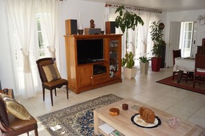 TV, books, stereo - Villa with 1100 square garden, Peaceful Location (Bailly-Romainvilliers)