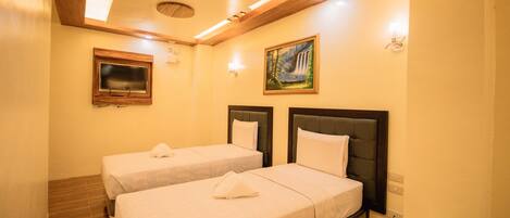 Deluxe Room | Desk, blackout drapes, WiFi (free), individually decorated
