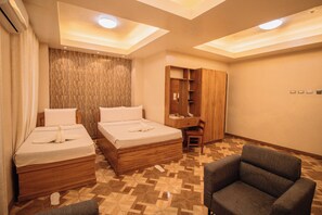 Superior-Studiosuite | Individuell dekoriert, individuell eingerichtet, Schreibtisch