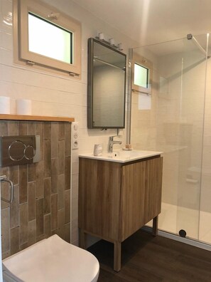 Een douche, handdoeken, toiletpapier