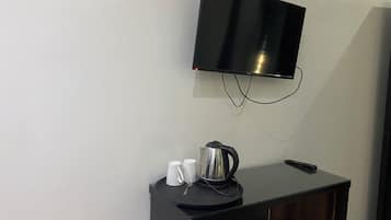 Deluxe Double Room Single Use | In-room dining