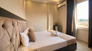 Habitación Deluxe con 1 cama doble o 2 individuales | Sábanas de algodón egipcio y ropa de cama de alta calidad