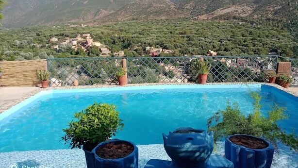 A pool with a view of a mountainous landscape. - Kasbah de Ouirgane (Ouirgane)