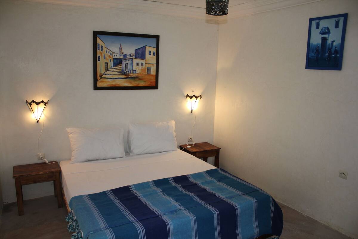 Cortinas blackout, cunas gratuitas, camas extra y ropa de cama