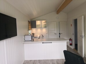 Cabaña Deluxe | Cocina privada | Refrigerador, microondas, parrilla de estufa y tetera eléctrica 