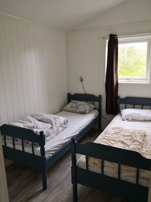 2 bedrooms, blackout curtains, soundproofing, cots/infant beds - Hagstua (Vestvågøy)