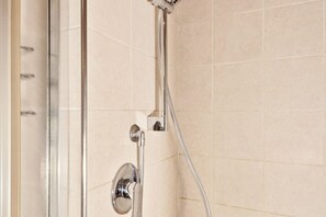 Bathtub, bidet - GuestHost - Charming Piazza Statuto Apartment (Torino)