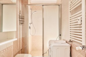 Bathtub, bidet - GuestHost - Charming Piazza Statuto Apartment (Torino)