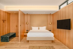 Ropa de cama de alta calidad y caja de seguridad en la habitación 