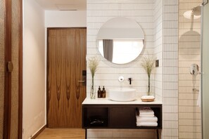Shower, rainfall showerhead, free toiletries, hair dryer - Nomad Hotel (Kathmandu)