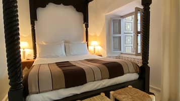 Habitación clásica doble | Ropa de cama de alta calidad, caja fuerte, decoración individual