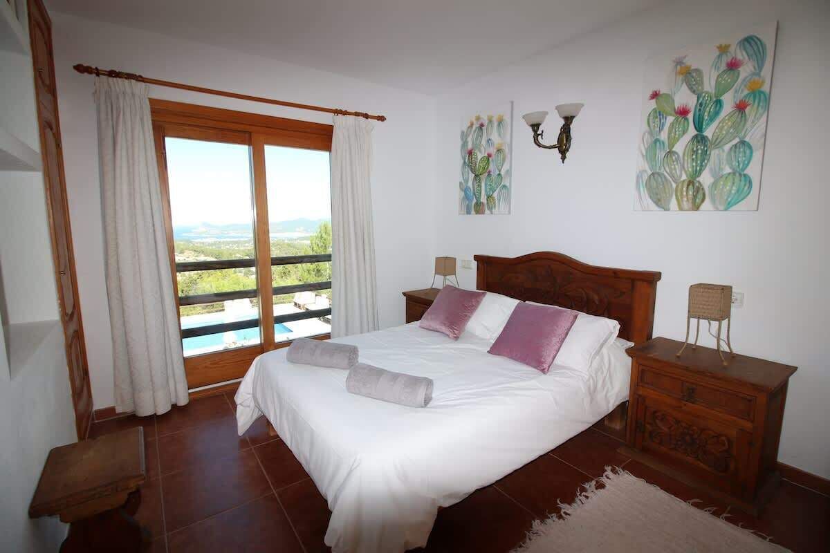 4 bedrooms, iron/ironing board, free WiFi, bed sheets