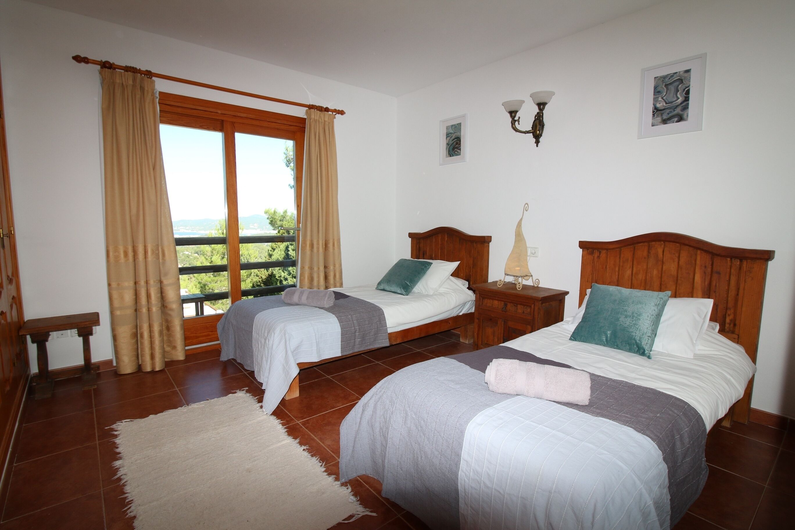 4 bedrooms, iron/ironing board, free WiFi, bed sheets