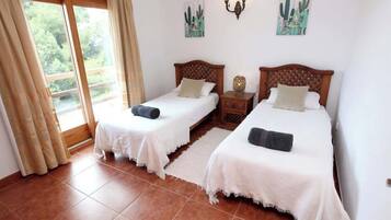 4 bedrooms, iron/ironing board, free WiFi, bed sheets