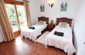 4 bedrooms, iron/ironing board, free WiFi, bed sheets