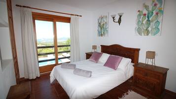 4 bedrooms, iron/ironing board, free WiFi, bed sheets