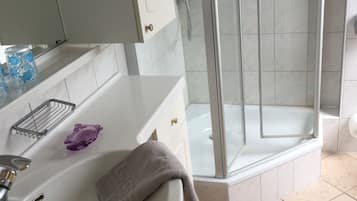 Casa standard | Banheiro | Chuveiro, secador de cabelo, toalhas de banho
