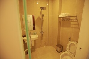 Shower, rainfall showerhead, free toiletries, hair dryer