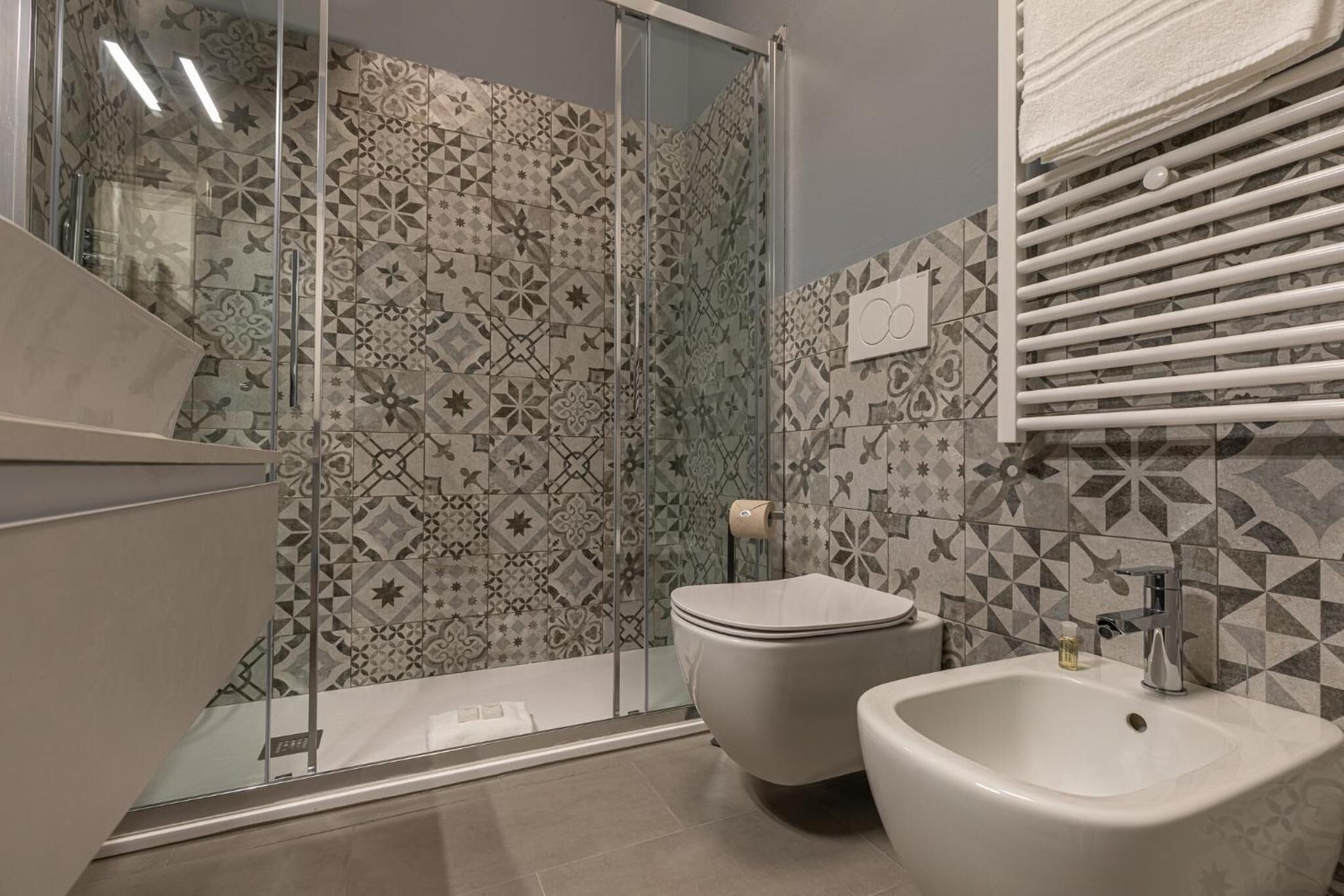 Un baño con ducha, inodoro y lavamanos.
