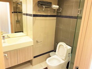Apartment | Bathroom | Shower, towels - Fantastic Roof top Pool! (Pattaya)