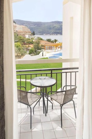 Habitación doble, vistas a la piscina | Balcón