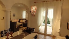 TV - Attractive bungalow in a quiet residential complex with pool (Dénia)