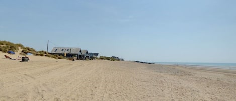 På stranden