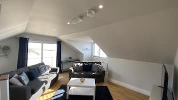 Älytelevisio, DVD-soitin, kirjoja