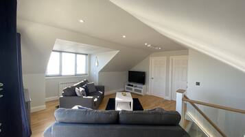 Älytelevisio, DVD-soitin, kirjoja