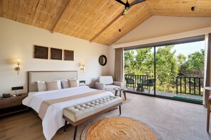 Premium tweepersoonskamer, uitzicht op de binnenplaats | Een kluis op de kamer, een bureau, verduisterende gordijnen