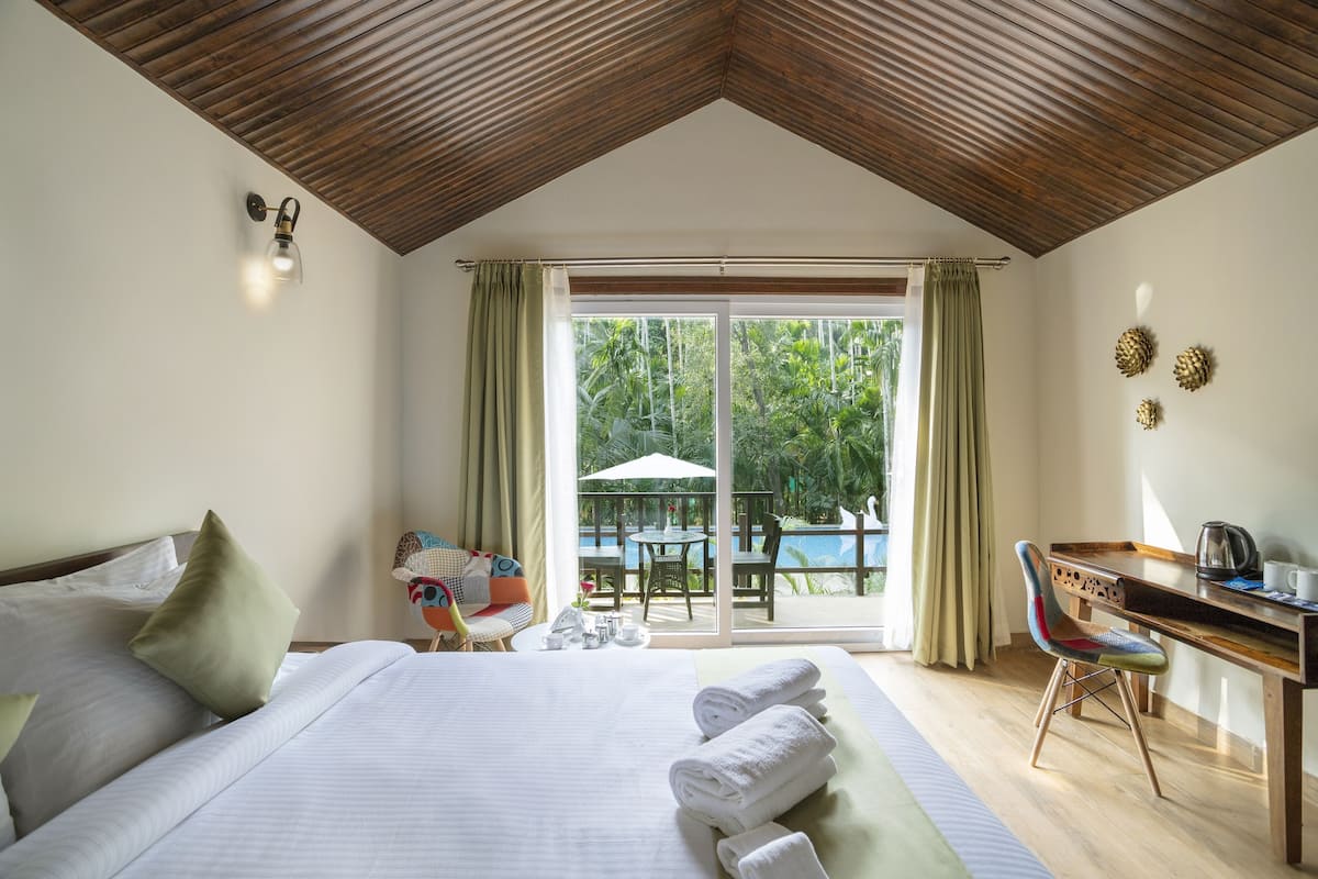 Kamar Premium, 1 kamar tidur, pemandangan kolam renang | Brankas, meja kerja, tirai kedap cahaya, dan kedap suara