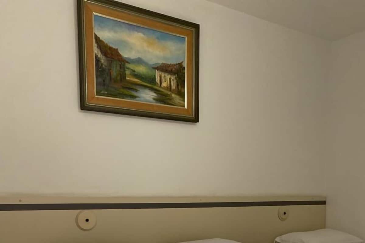 Hypo-allergenic bedding, in-room safe, blackout curtains, free WiFi