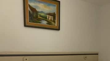Ropa de cama hipoalergénica y caja de seguridad en la habitación