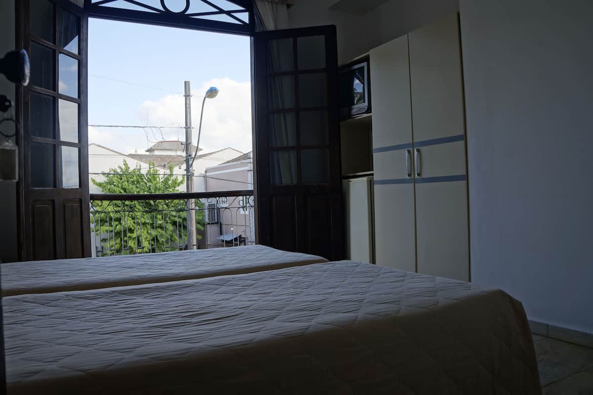 Hypo-allergenic bedding, in-room safe, blackout curtains, free WiFi