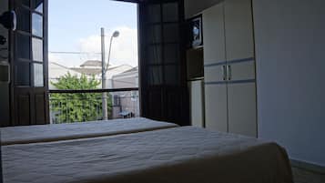 Ropa de cama hipoalergénica y caja de seguridad en la habitación