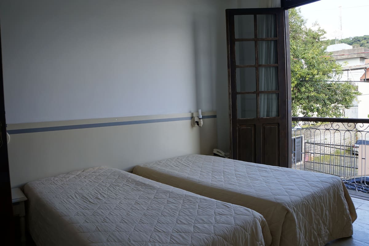 Hypo-allergenic bedding, in-room safe, blackout curtains, free WiFi